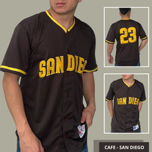 Cargar imagen en el visor de la galería, Camiseta beisbolera tipo americana