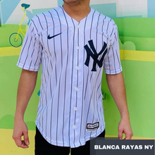 Cargar imagen en el visor de la galería, Camiseta beisbolera tipo americana
